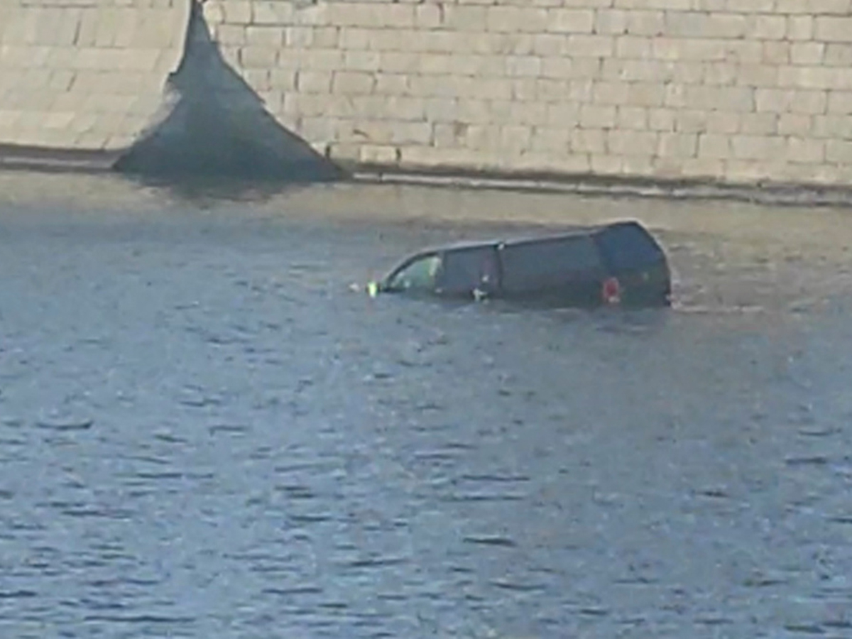 Упавшая машина. Машина упала в воду. Автомобиль упал в Москва реку. Машина упала в реку. Машина упала в речку.