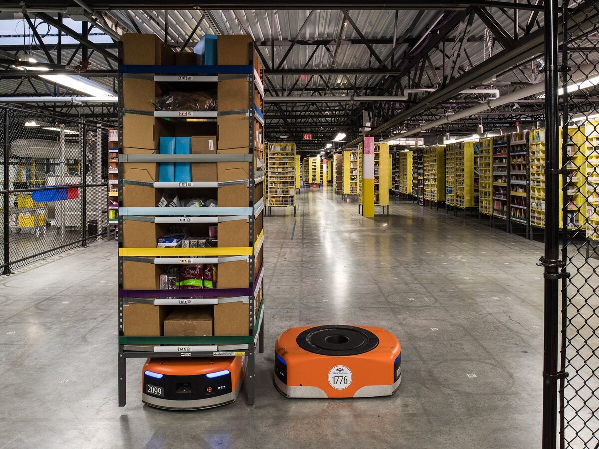Складские роботы Kiva наготове в центре обработки заказов Amazon в Трейси, Калифорния.