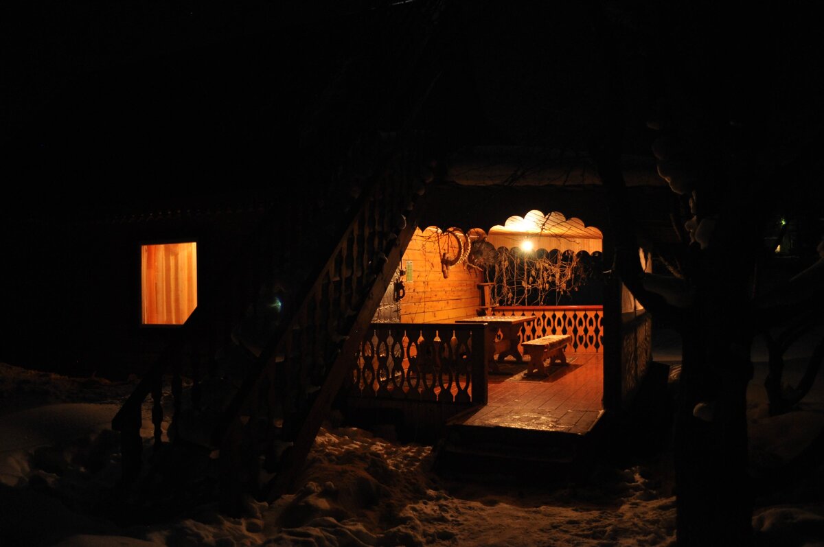 около домика