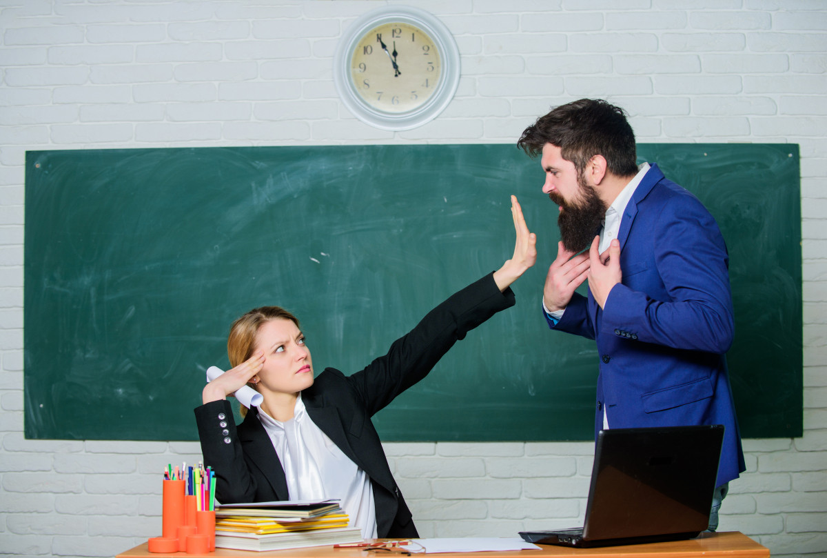 The teacher wants the students. Конфликт в школе. Конфликт студента и преподавателя. Учитель и ученик. Конфликт учителя и ученика.