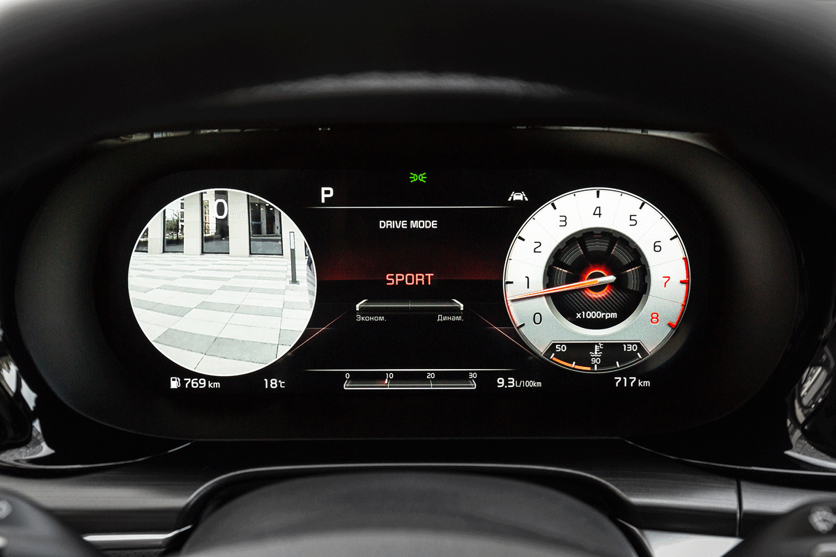 При выполнении поворота в круглом сегменте проецируется картинка с боковой камеры.