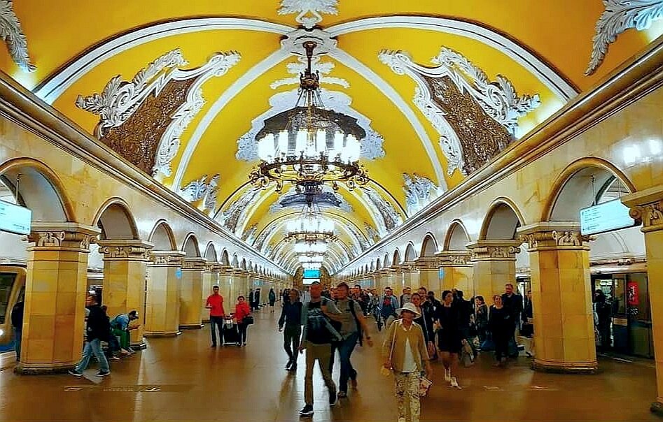 Метро ленинская москва. Станция Комсомольская Кольцевая. Комсомольская (станция метро, Кольцевая линия). Метро Комсомольская павильон. Комсомольская станция метро Кольцевая линия Тульская.