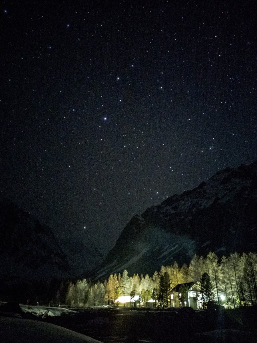 Ночной вид на альплагерь "Актру", Алтай. (инстаграм автора)