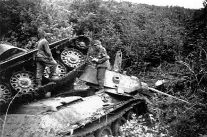 Gebirgsj ger and destroyed T 34 76 medium tanks War photo