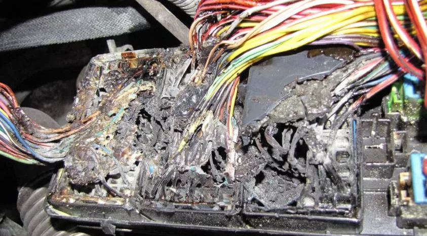 Короткое замыкание проводки автомобиля