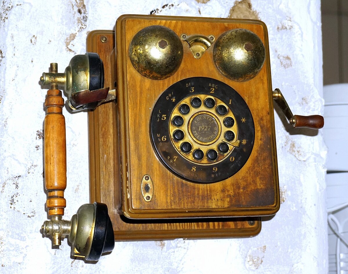 История первых телефонов