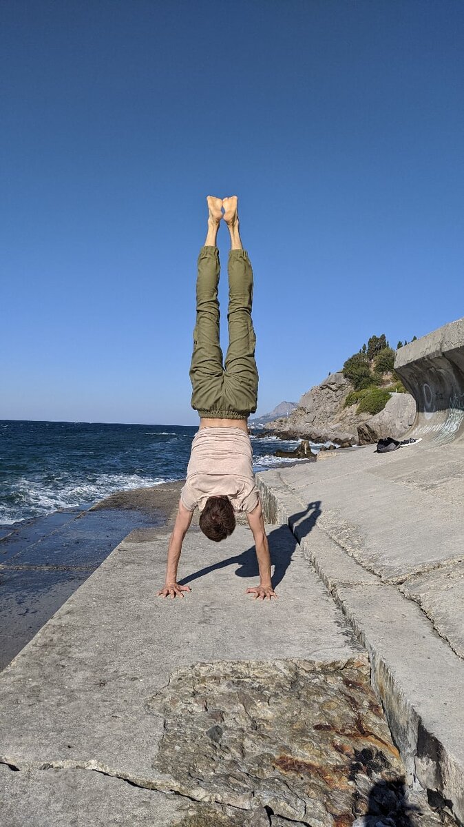 Адхо мукха врикшасана - поза дерева