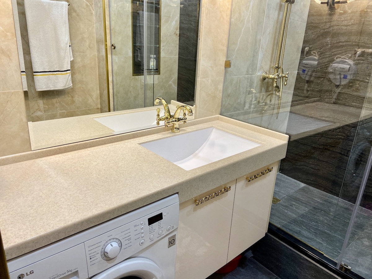 Столешница с интегрированной мойкой над стиральной машиной