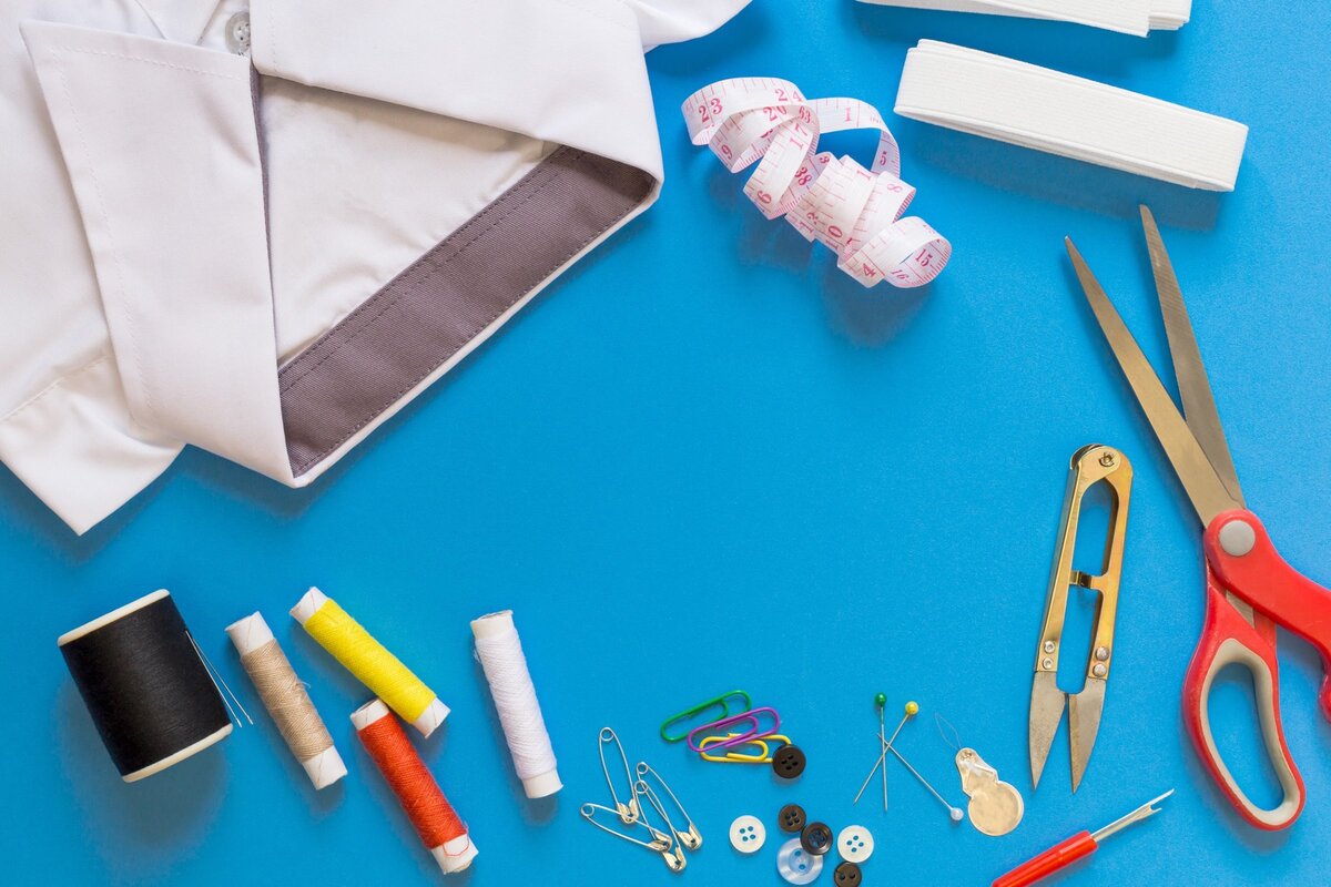 Если ваша родственница любит шить, то в «Леонардо» она сможет купить нитки, иглы, швейные принадлежности и даже фурнитуру