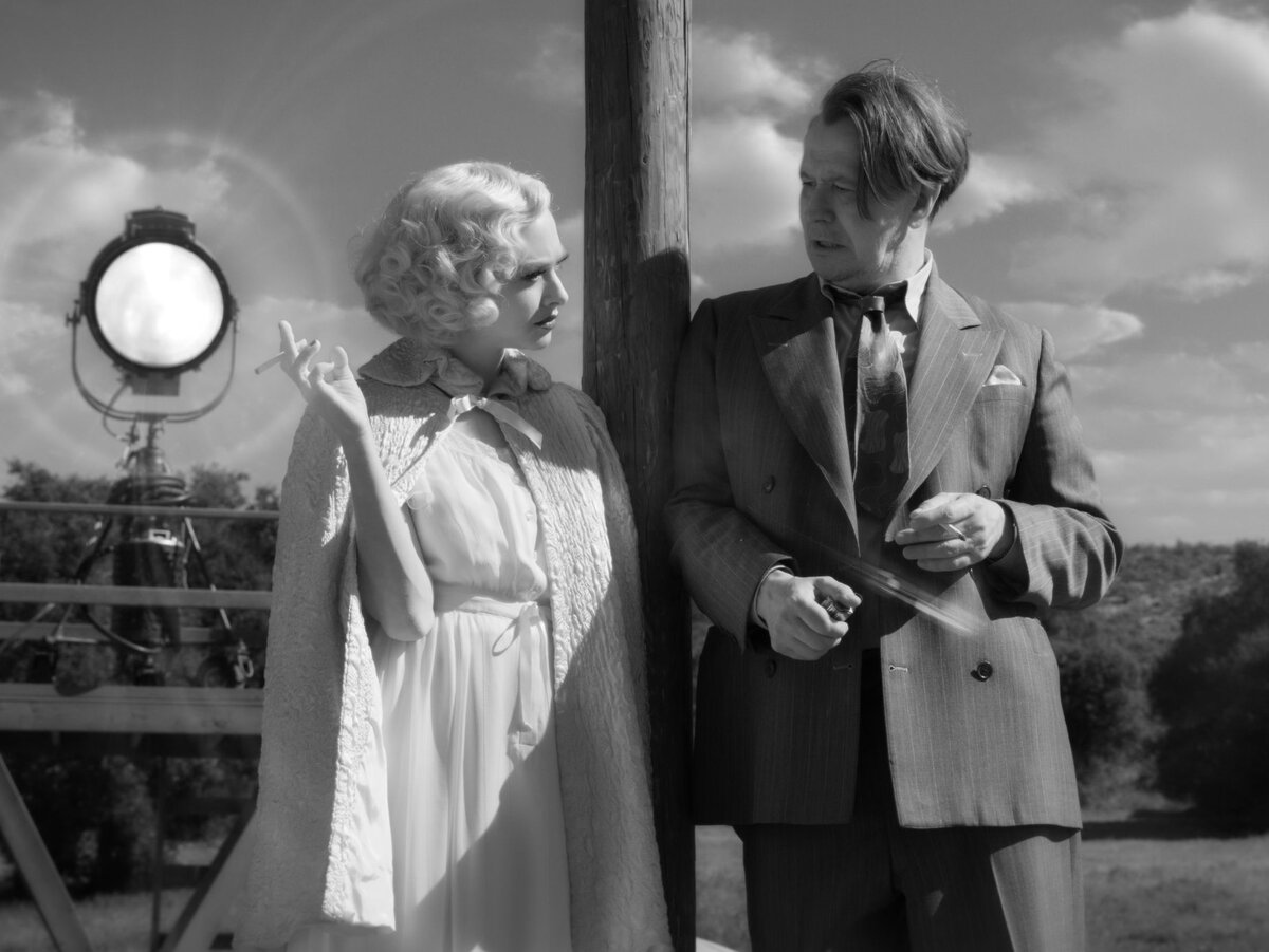 Гэри Олдман в роли Германа Манкевича и Аманда Сейфид в роли Марио Давида. | Фото: Netflix