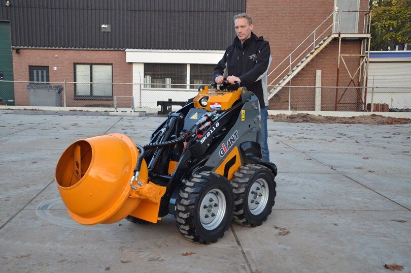 Бортоповоротный погрузчик,со стоящим на нем оператором