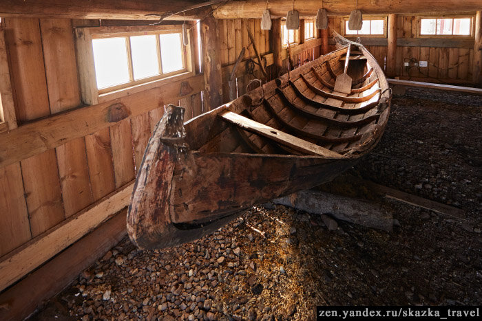 Лодка, сшитая ветками деревьев