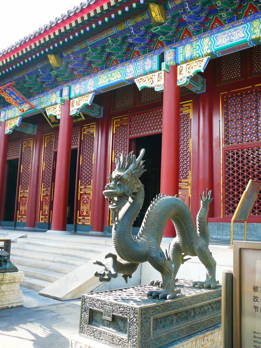 Один из драконов уж и не помню в каком месте Пекина. Скорее всего, в Летнем дворце. 
