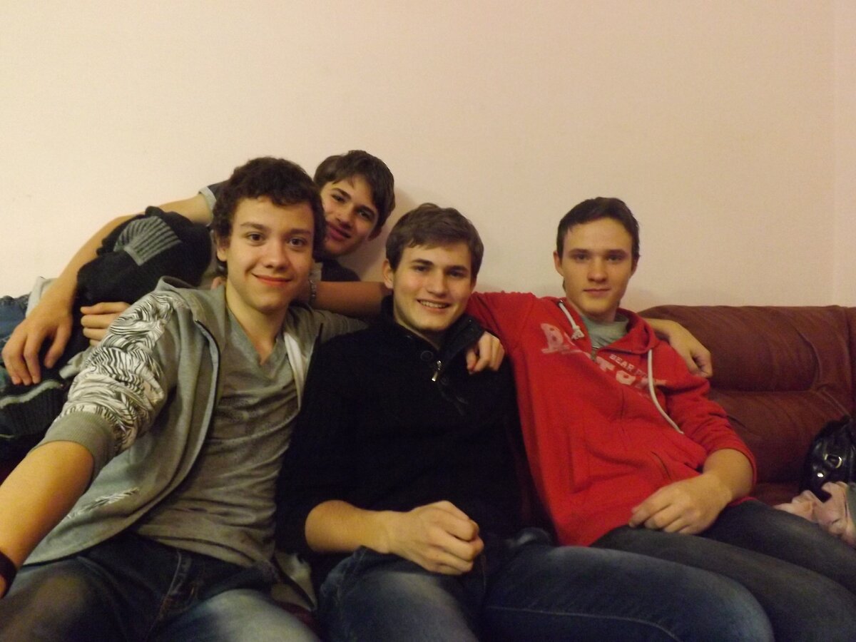 Старое новогоднее фото, когда все были молодые и неженатые )))