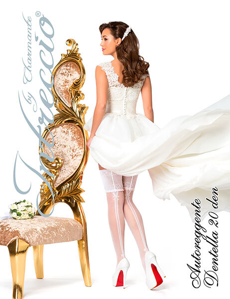 Свадебные чулки с вертикальной полоской. Визуально удлиняют ноги. Резинка на силиконовой полоске, которая плотно прилегает к ножке.