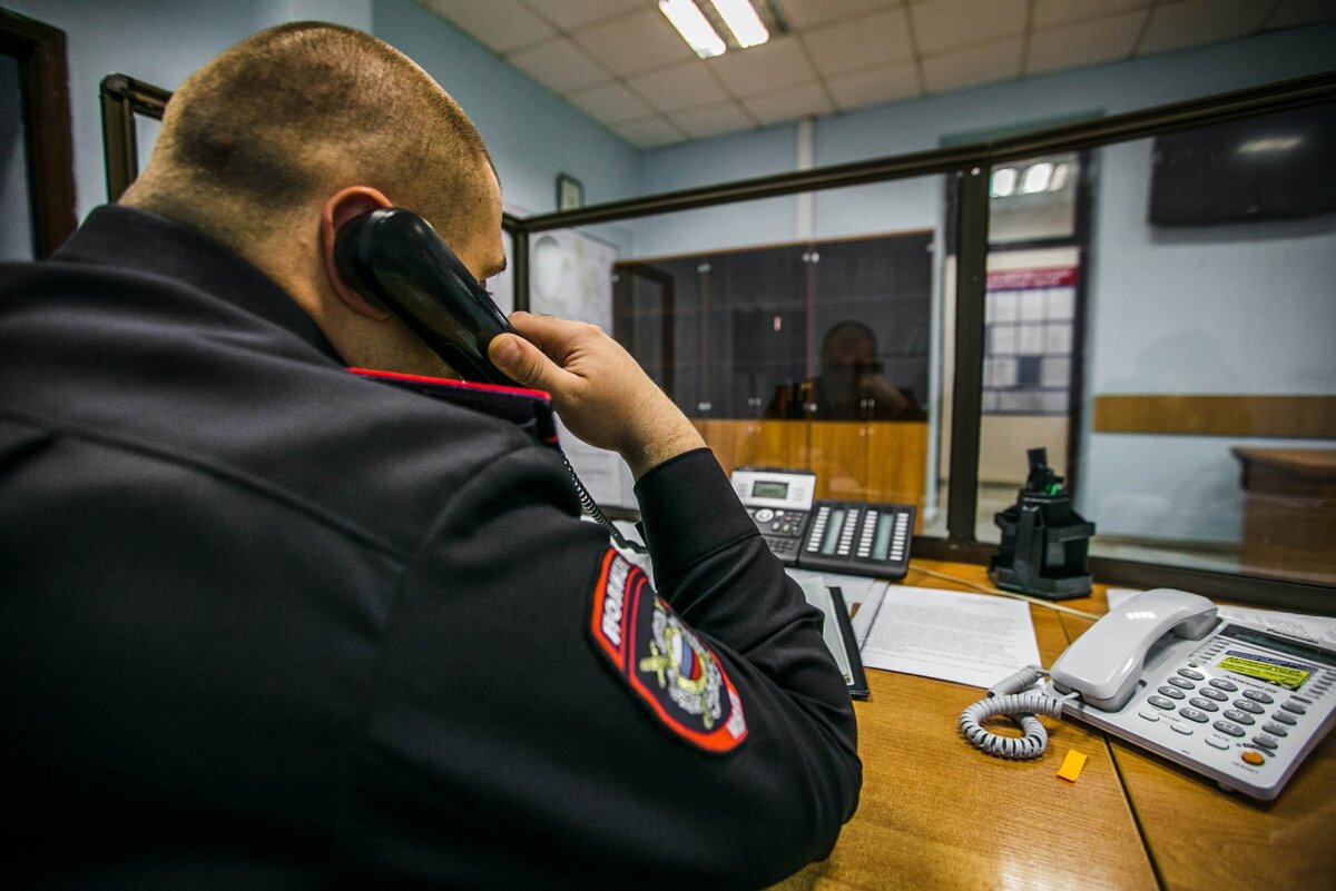 Неудачно разъехался со встречным автомобилем на парковке в Воронеже у 1000 мелочей и притер стоящую ауди . Позвонили 911 и попросили вызвать наряд ДПС для оформления ДТП.-2