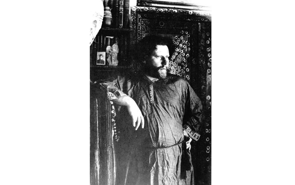 Волошин действительно походил на дворника - толстый, в длинной рубахе по образцу греческих туник, ходил босиком от Карадага до Феодосии, с вечно распущенными длинными волосами и бородой, отпущенной, чтобы прикрывать щеки. 