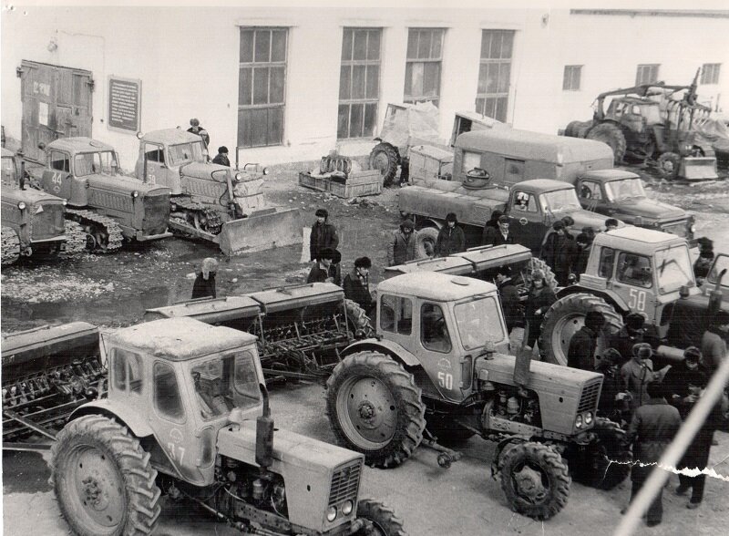 Советский колхоз. Кишиневе 1951 тракторный завод. Тракторный завод СССР 1982 год. Машинно тракторный парк СССР. Тракторные бригады СССР.