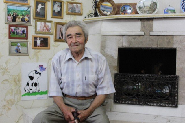 . фото автора  Тот самый Валерий Владимирович Васильев:  - Дорогие строители, вы извините, но сегодня я вам не завидую, потому, что вы лишены самостоятельности. Вы тратите свое драгоценное время на согласования и выбивание денег. Наше время было очень интересным. Мы самостоятельно строили дома целыми улицами, двухквартирные дома запросто переоборудовали под ФАПы и детские сады, клали асфальт. Тем не менее, я от души поздравляю вас с профессиональным праздником! Дай Бог вам здоровья! Я уверен, что лучшие времена еще придут!
