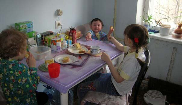 Алие 1 год. Пришли дети подруги в гости. Маленькая "Я ШАМА" сидит "я большая" на взрослом стуле.