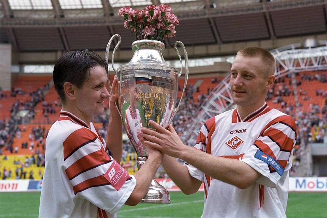 Алень и Тиша делают встатие с Кубком