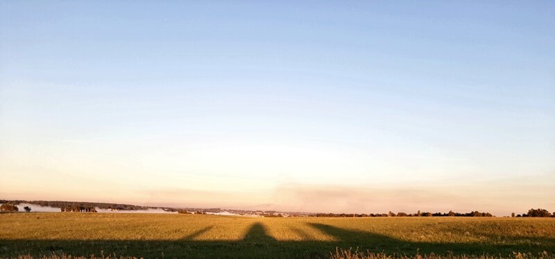 На горизонте, по грязно-коричневому смогу, легко угадывается в каком направлении находится Челябинск.