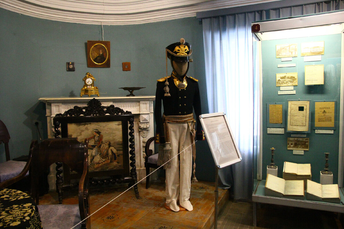 Форменная одежда капитана пешей артиллерии, Такую форму мог носить например предок Столыпина, Афанасий Алексеевич Столыпин ( 1788-1864) года жизни. Он отлично проявил себя в тогдашних баталиях, о чем писал в своих донесениях и Кутузов. А.А. Столыпин, был женат на внучке, Устинова, собственника дома, в котором сейчас находится музей. Здесь же, в этом доме и проходила их свадьба, на которой присутствовал и будущий поэт Михаил Лермонтов.