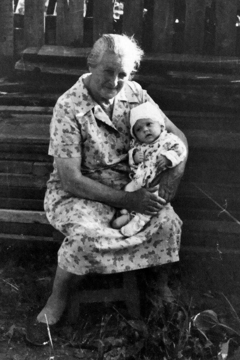 © фотографии животных не сохранились, а вот одно из моих первых фото — пожалуйста 🙂 мы с прабабушкой Марусей у неё во дворе (я на руках🙂)