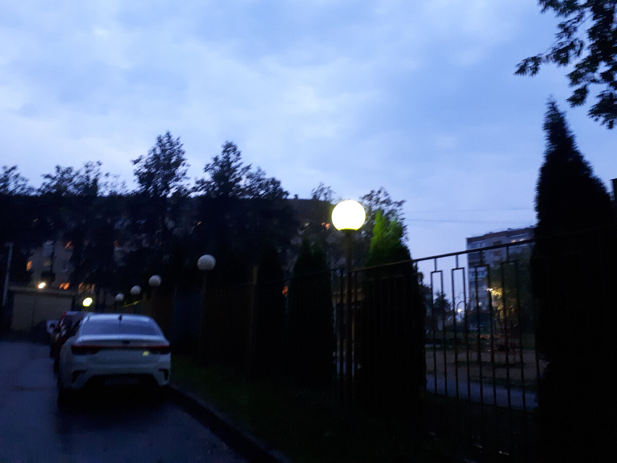 Землю тихо окутывал последний летний вечер.