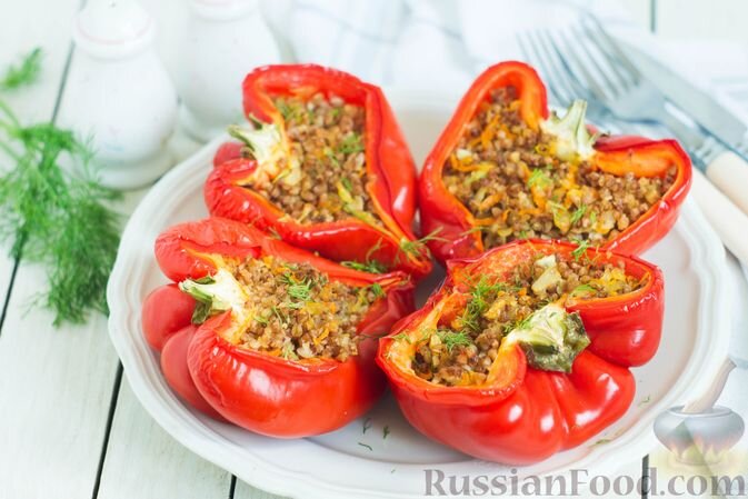 перец болгарский красный, крупа гречневая, лук репчатый, морковь, масло растительное, соль, перец чёрный молотый, зелень укропа