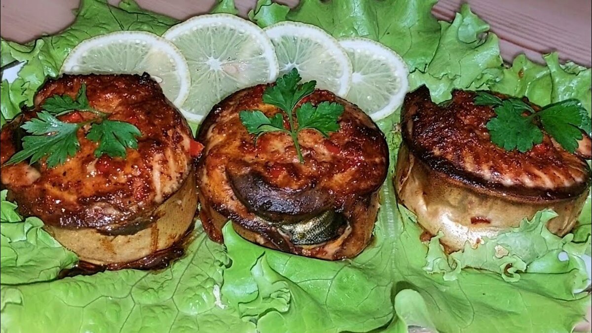 Добрый день уважаемые подписчики и гости нашего канала! Кто еще не подисался, рекомендую подписаться, у нас очень много простых и вкусных рецептов, думаю они Вам понравятся! 
Сегодня я готовлю рулетики из скумбрии и для приготовления мне понадобилось:

Скумбрия - 2 шт. (по 500- 600 гр.)

Масло оливковое - 2 ст.л.

Соевый соус - 4 ст.л.

Чеснок - 2 зубчика (крупные)

Лимон - 1/2 часть.

Паприка сладкая - 1 ч.л. с горкой

Смесь перцев - 1/2 ч.л.

Перец болгарский - 1/2 часть (можно заменить на острый)

Скумбрию моем, удаляем все плавники, внутренности, кости и разделываем на филейки.

Каждую филешку разрезаем вдоль на пополам и подготавливаем соус для маринования.

В глубокую посуду добавляем масло, соевый соус, сок лимона, паприку, перец, чеснок пропускаем через чеснокодавку, половинку болгарского перца мелко нарезаем и добавляем в получившийся соус, все хорошо перемешиваем.

На блюдо выкладываем филе рыбки и смазываем каждый кусочек соусом с обеих сторон, затем оставшийся соус выливаем сверху и оставляем мариноваться на 30-40 минут.

Затем из двух половинок филе сворачиваем рулетики.

Сначала я беру часть спинки сворачиваю в рулетик, затем часть брюшка накладываю в нахлест и продолжаю сворачить рулет.

Закрепляю концы зубочисткой, чтобы рулетик не развернулся при запекании.

Выкладую в форму для запекания, застелив ее пергаментом.

Так сворачиваем все рулетики, у меня получилось 4 шт. Сверху поливаем оставшимся соусом и отправляем в духовку разогретую до 190° на 25 минут.

По истечении времени рулеты готовы !

Даем немного остыть и можно кушать!

Приятного Всем Аппетита!
