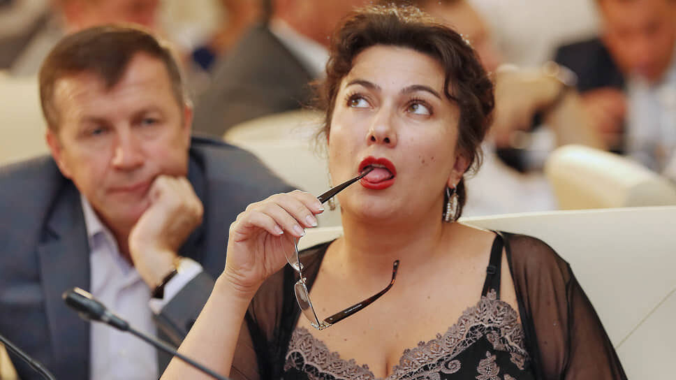 Министр культуры Крыма Арина Новосельская перебила губернатора фразой «** твою мать» во время совещания, просто забыв, что микрофон нужно отключать