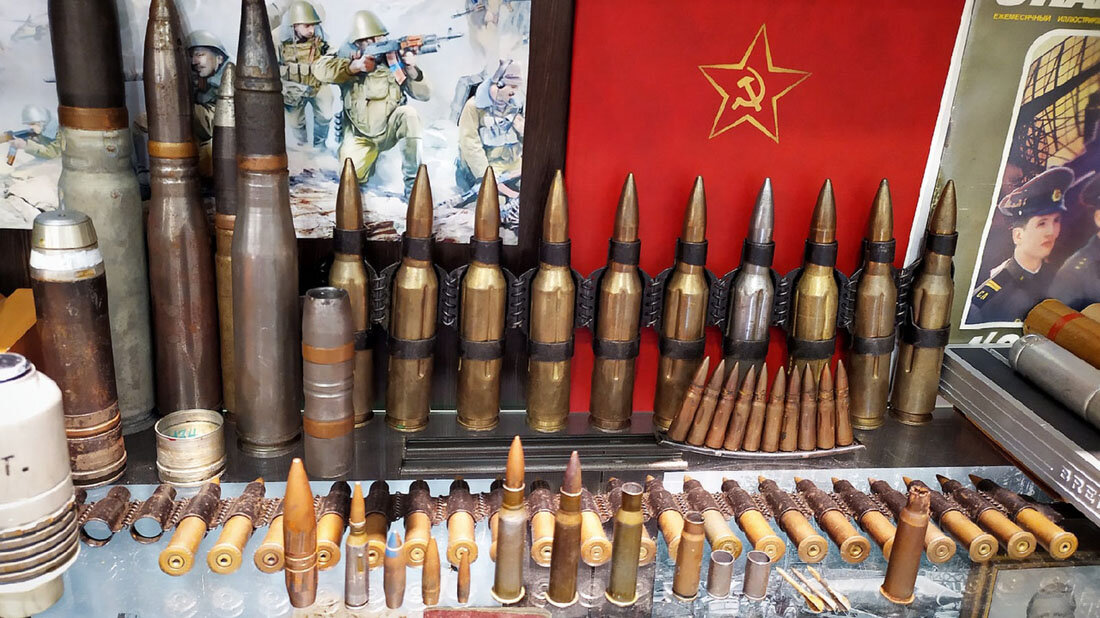 Фрагмент выставки «Оружие России – Оружие Победы». Вниманию посетителей представлены макеты боеприпасов к стрелковому оружию различных калибров с начала XX века по настоящее время – от пистолетов до крупнокалиберных пулеметов, а также макеты гранат к подствольным и автоматическим гранатометам, снаряды авиационных пушек и зенитных самоходных установок и другие экспонаты.