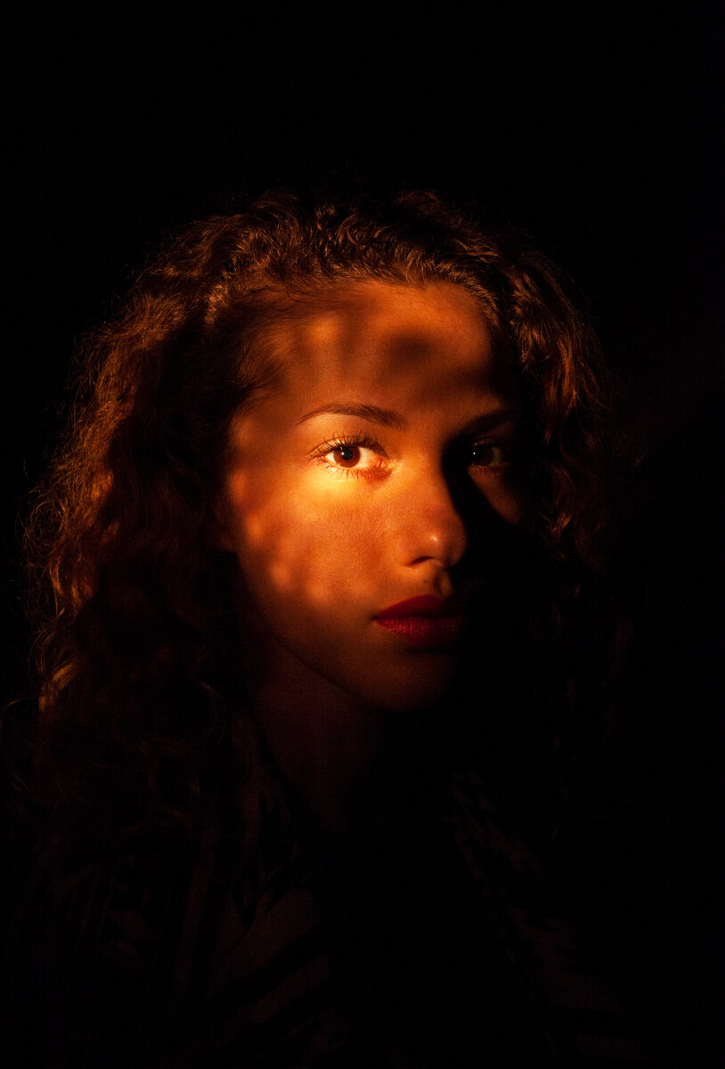 Свет фонарика, проходящий сквозь круглое дно хрустального стакана