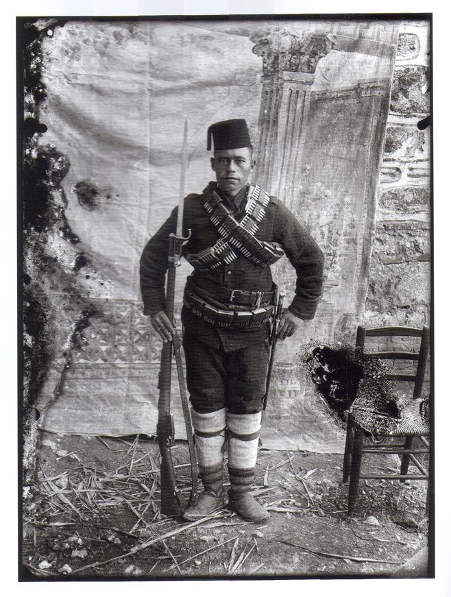 Турецкий солдат в тёмно-синей униформе 1893 года с винтовкой Mauser M1890
