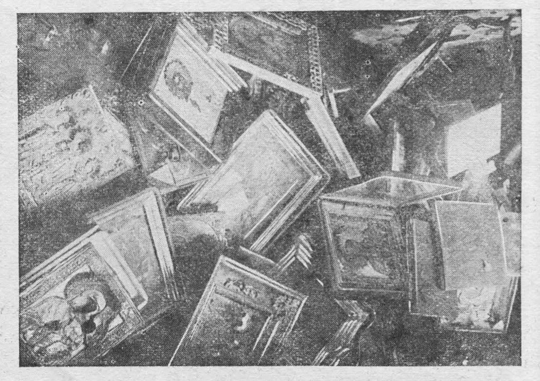 Можно ли сжигать иконы. Календари с иконами. Можно ли сжигать иконы. Божья матерь живоносный источник. Можно ли сжигать иконы.