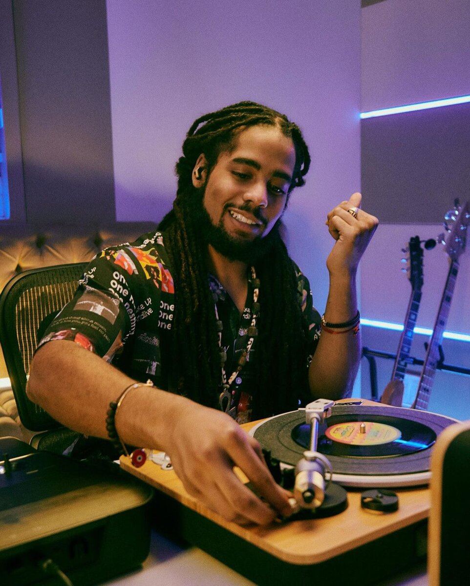 Скип Марли в наушниках House of Marley Rebel True Wireless Earbuds Signature Black