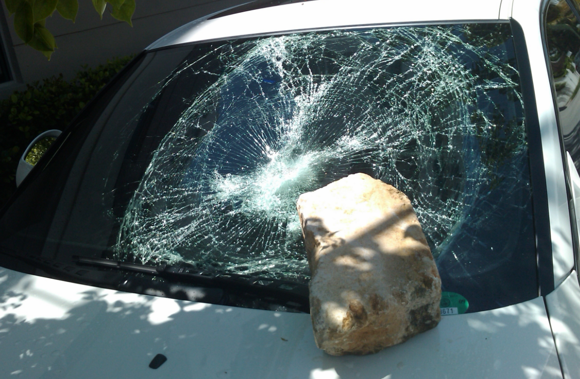 Разбили машину камнем. Разбитое стекло автомобиля. Разбитые стекла в автомобиле. Стекло разбитой машины. Разбитой стлеко машины.