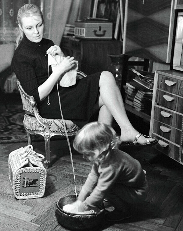 Вия Артмане у себя дома, конец 1970-х. Фото: instagram.com