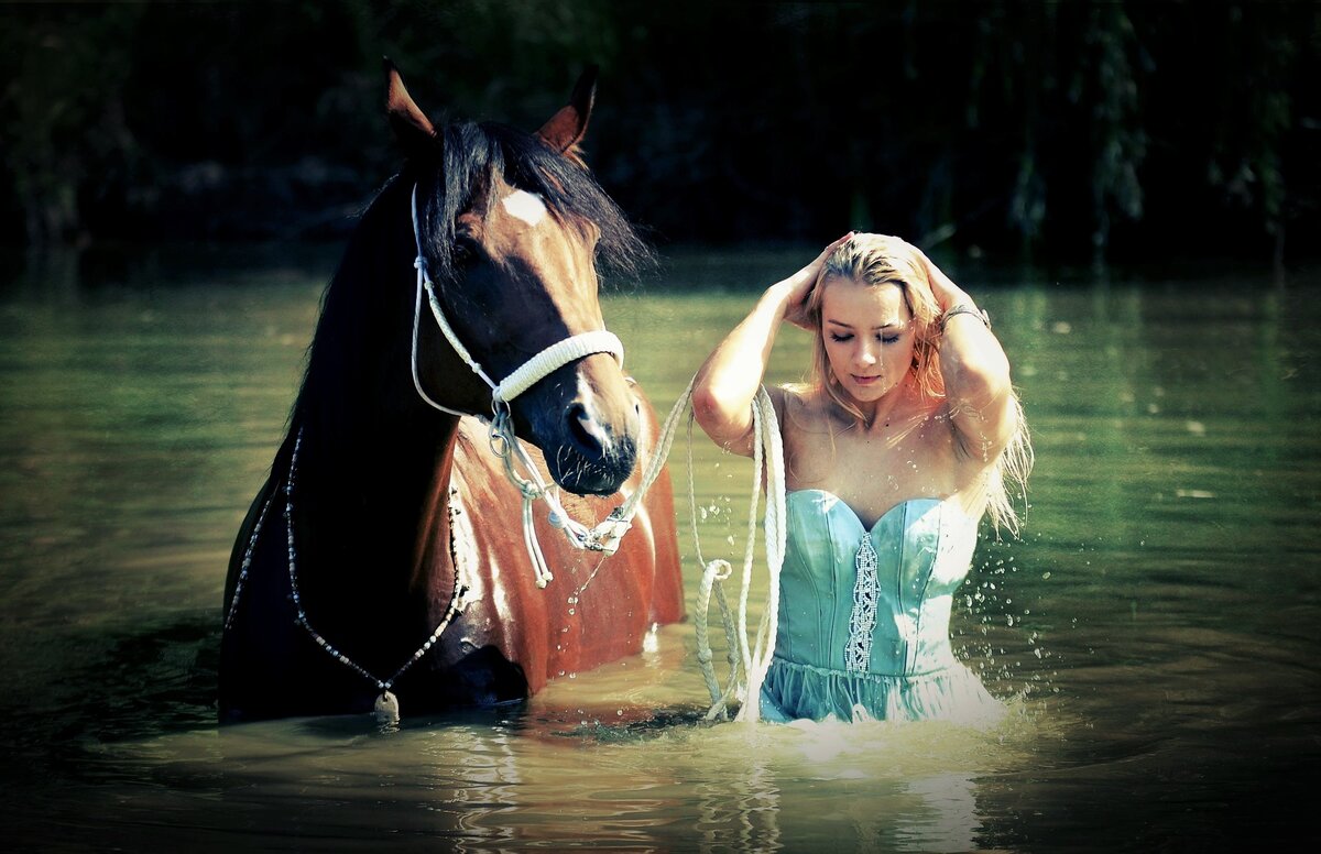 Клип пей. Фотосессия с лошадью в воде. Девушка на лошади в воде. Красивая женщина на лошади. Купание на лошадях.