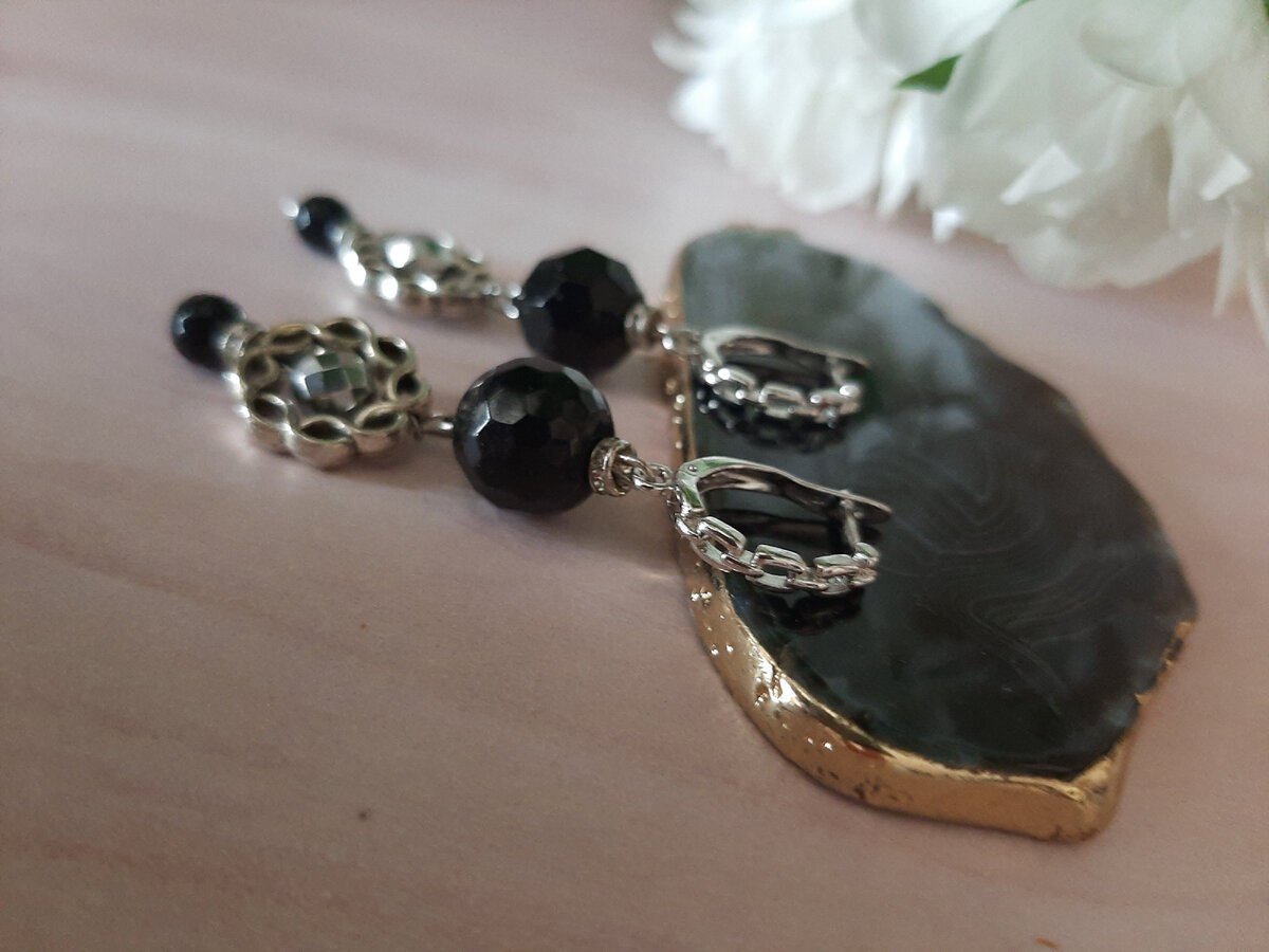 Оникс это разновидность аната..
А вы это знали?

 Оба камня считаются разновидностью  халцедона. По физическим свойствам и химическому составу самоцветы имеют много общего, но блеск у агатов — матовый, у ониксов — стеклянный. Агат не прозрачный, но слегка просвечивает на концах. Оникс обладает теми же качествами, но выраженными слабее.
По преданию трон царя Соломона украшали ониксы.
Этот камень помогает концентрировать энергию, повышает уверенность в своих силах. Неслучайно его использовали для изготовления амулетов воины и полководцы , помогает избавиться от мнительности и нерешительности.Изделия из этого камня привлекают удачу и укрепляют волю. Оникс идеален для людей со взрывным темпераментом: он придаёт хладнокровие, дарит умиротворение, помогает здраво мыслить в сложных ситуациях.
Украшения с ониксом рекомендуется носить постоянно, снимая только на время сна. 
Идеальны для Козерогов ; подходят Тельцам, Ракам, Водолеям, Весам; противопоказан Овнам.

На фото изящные серьги из чёрного аниккса из коллекции "День и Ночь" с прекрасными гиппоалергенными застежками - швензами люксового качества . Могут стать вашими цена 1700 руб.+ доставка.

