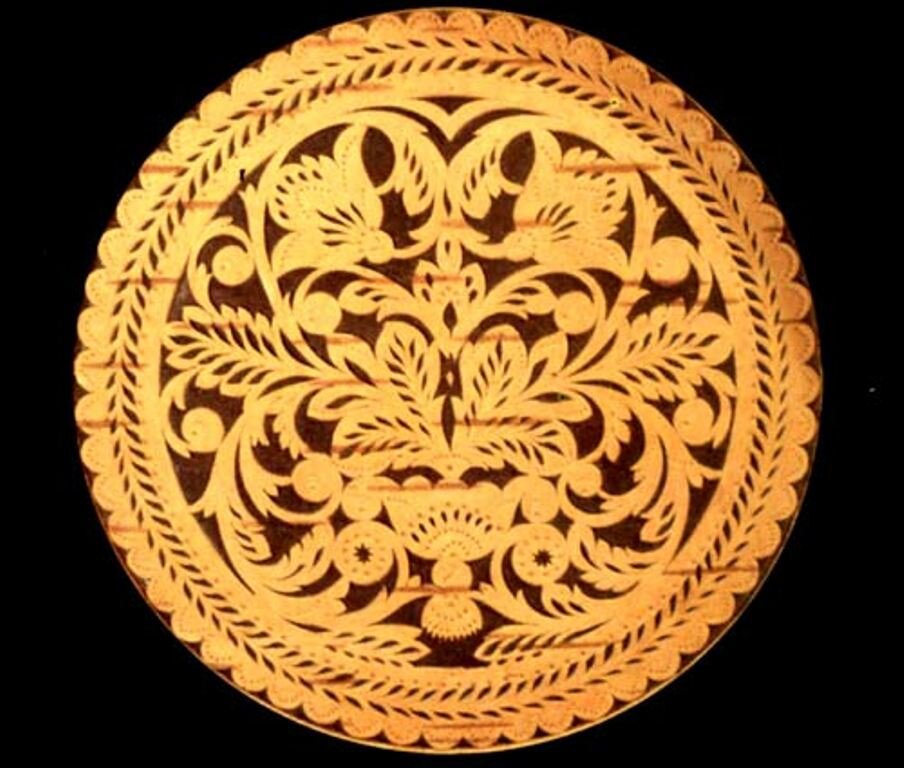 Шемогодская резьба по берёсте (бересте) – самый известный берестяной промысел после новгородских берестяных грамот. Фото – Интернет.