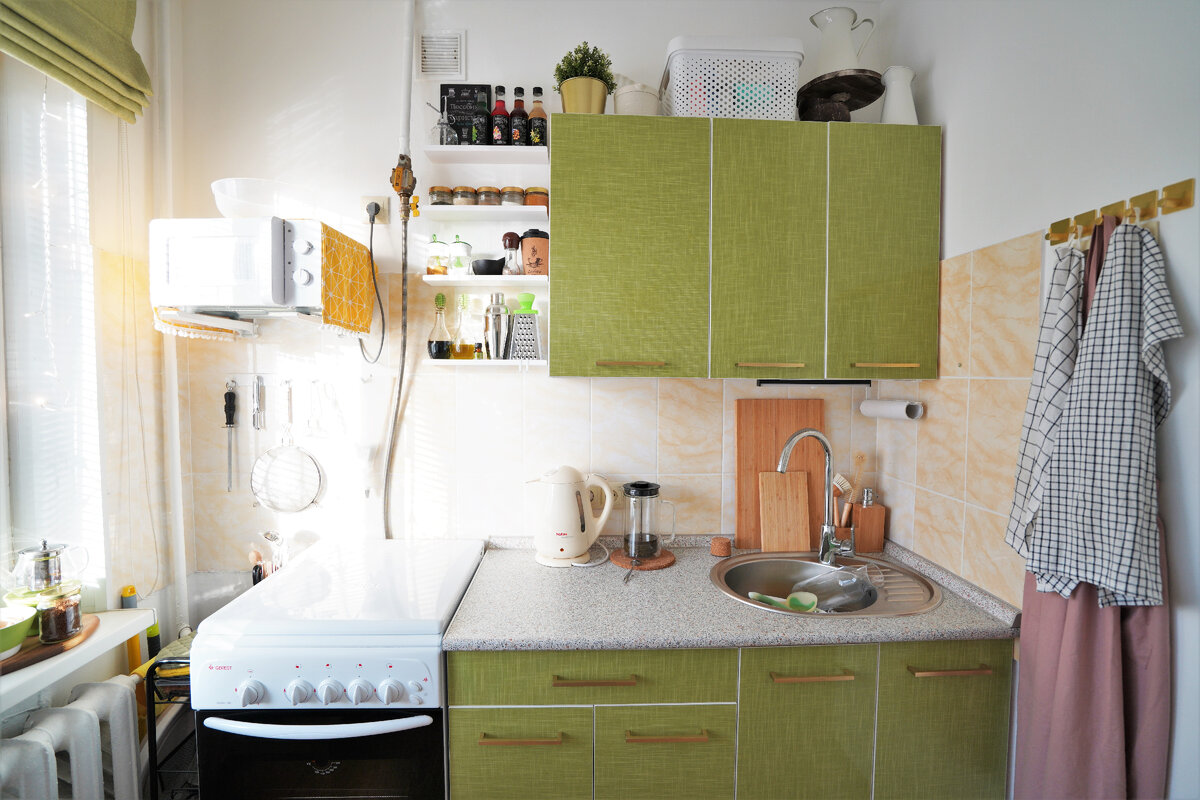 Общий вид нашей пятиметровой кухни-малышки. Листайте дальше.