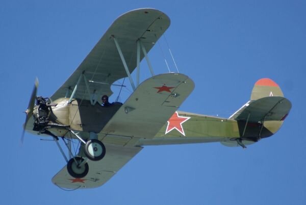 Ночной бомбардировщик По-2. С него вполне возможно бомбить и кирпичами