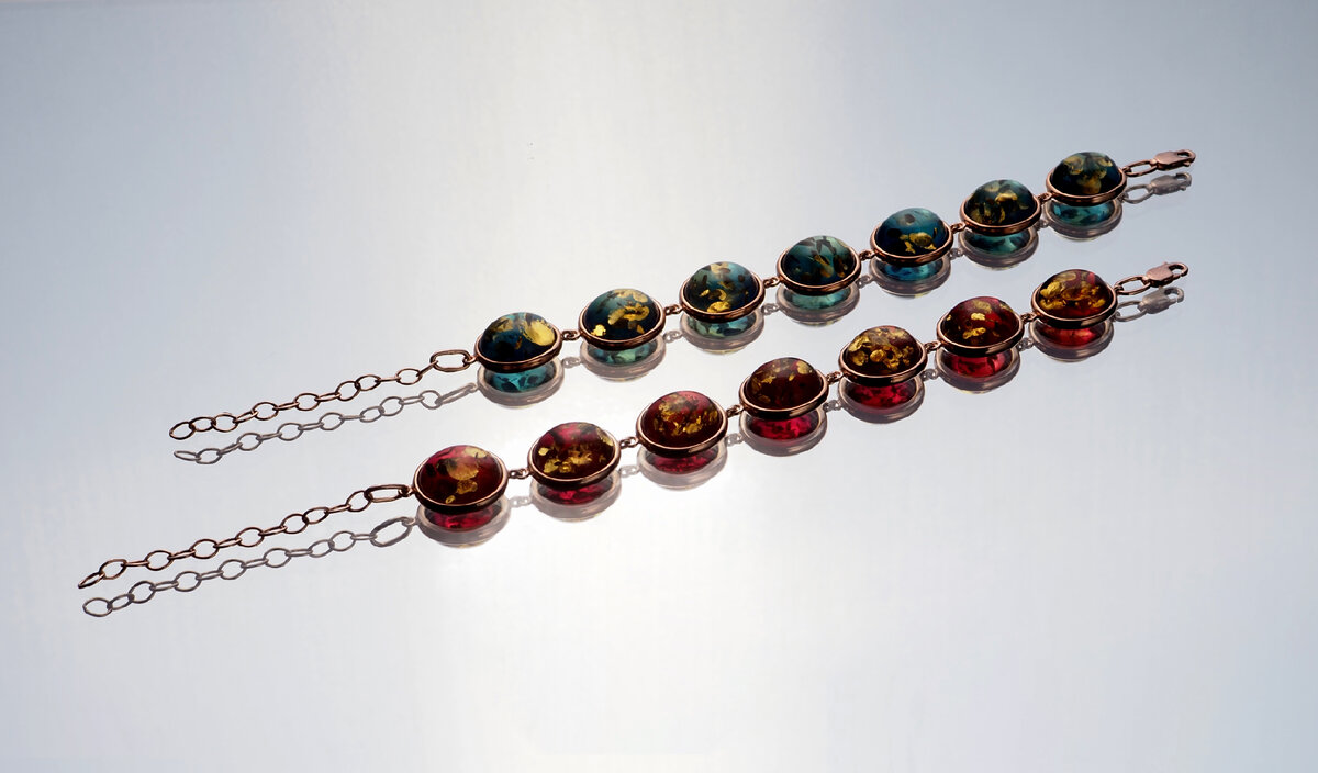 Браслеты из тонированного янтаря с лузгой.