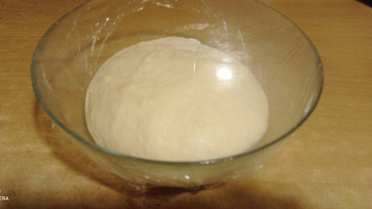 4) Накрыть миску с тестом плёнкой и поставить в тёплое место. Тесто должно увеличится в объеме в двое. 