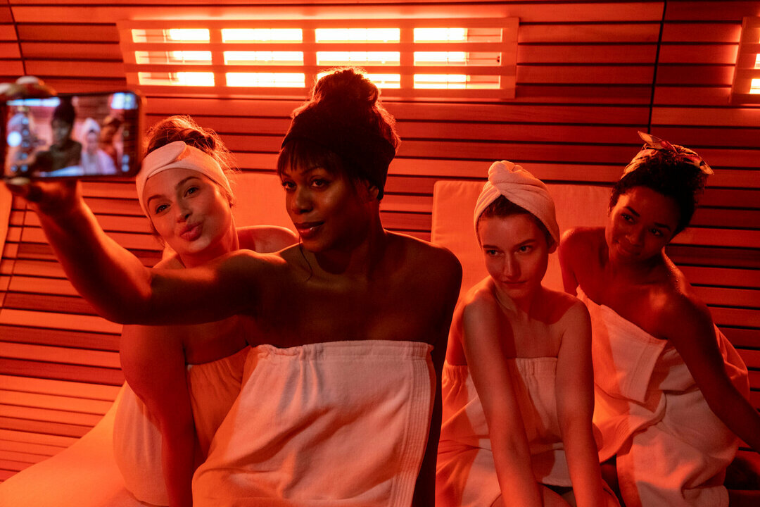 Кадр из сериала «Изобретая Анну», 2022 год, режиссер и создатель Шонда Раймс