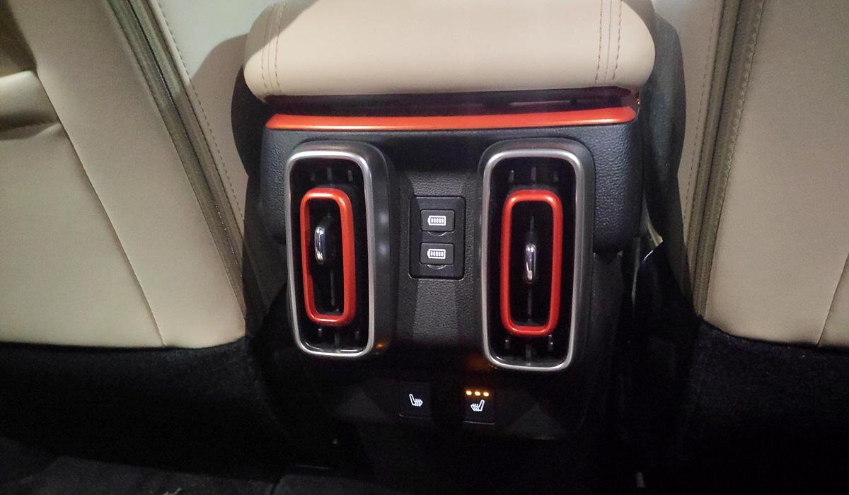 Клавиши подогрева сидений второго ряда 