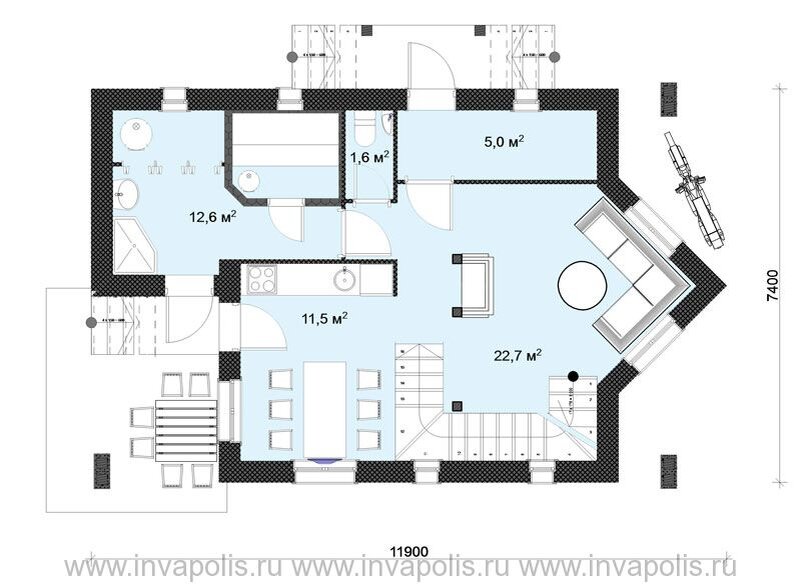 На основном визуально едином пространстве 1-го этажа расположены 2 комнаты, визуально разделенные удобной лестницей - каминная с угловым диваном в просторном треугольном эркере и кухня - столовая, из которой есть выход на террасу.