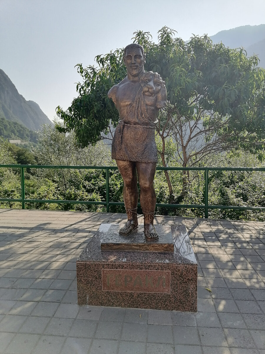 Памятник Гераклу в Сочи